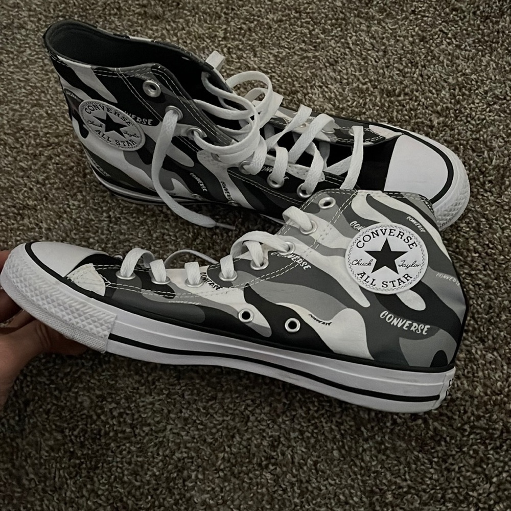 brand new converse hightops chuck taylor camo print (never used)